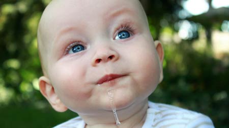 دندان در آوردن نوزادان و کودکان :تسکین خارش لثه در زمان رویش دندان