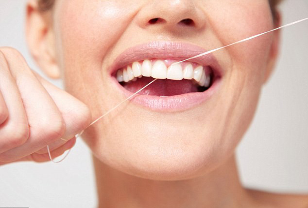 آموزش کشیدن نخ دندان برای درآوردن ذرات غذا وجلوگیری از رشد باکتری