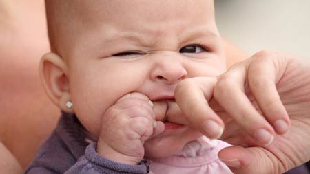 دندان در آوردن نوزادان و کودکان :تسکین خارش لثه در زمان رویش دندان
